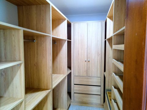 Walk-in wardrobe with open shelving